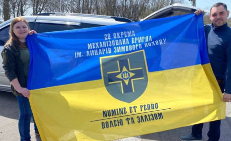 Южненські волонтери виготовили прапори для захисників України (ФОТО)