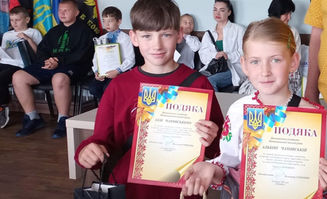 У Нетішині юні волонтери отримали подяки та подарунки