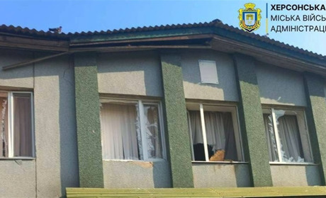 Окупанти на Херсонщині завдали ударів по будинкам, церкві, магазину, АЗС та автівкам