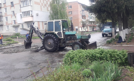 На вулиці Соборній в центрі Білопілля розпочався ремонт теплотраси: будьте обережні! 