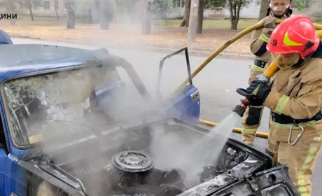 У Жовтих Водах посеред вулиці спалахнув автомобіль: деталі