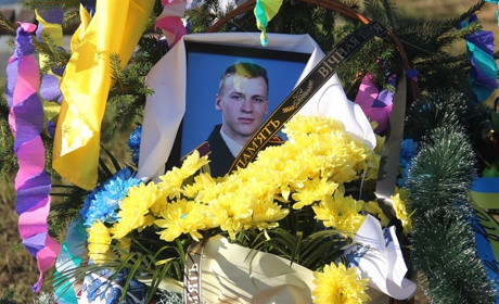 «Альошо, не йди, ти ще молодий»: у Шепіївці провели в останню путь загиблого воїна-земляка