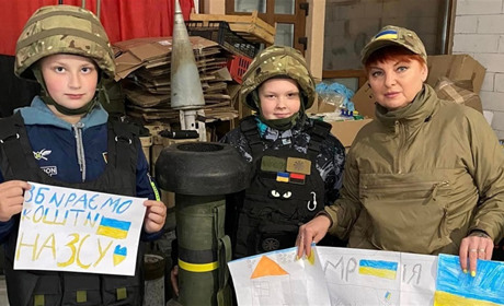 У Переяславі четвертокласники зібрали допомогу для ЗСУ і принесли до волонтерського штабу