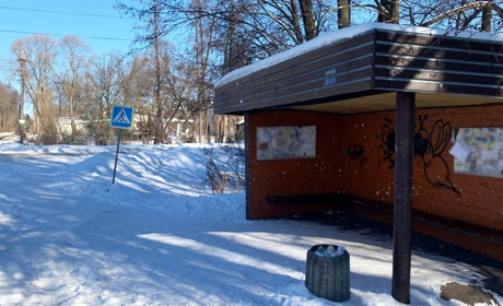 Таксист погрожував людям на автобусній зупинці "автоматом" через відмову їхати з ним