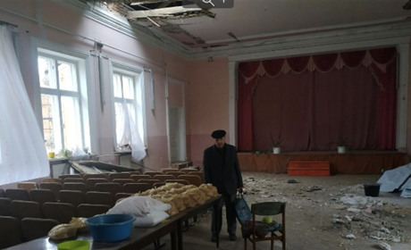 Незважаючи на обстріли та руйнуваня, у Павлівках видають допомогу, ремонтують пошкоджені будинки