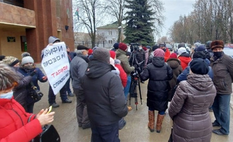 Фото дня: у Лозовій мітингують проти збільшення тарифів на воду