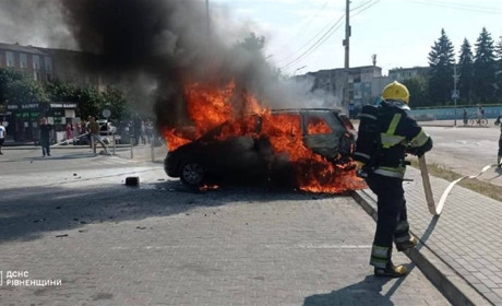 У Сарнах біля АТБ горіло авто: що відомо