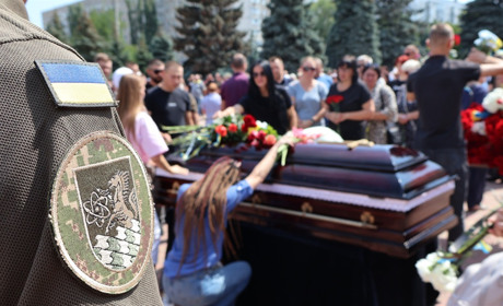 Южноукраїнці провели у вічність старшого лейтенанта Національної гвардії України Сергія Дроботуна