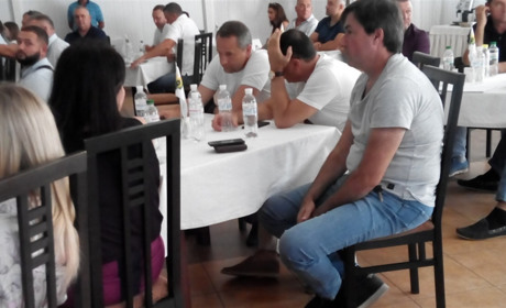 Круглий стіл з гострими кутами