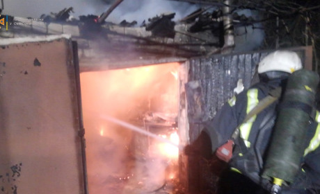 У Шостці в результаті пожежі вогонь знищів два гаражі і два авто