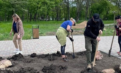 Поблизу Вугледару видають пенсії, а в Курахово висадили троянди: фотофакт