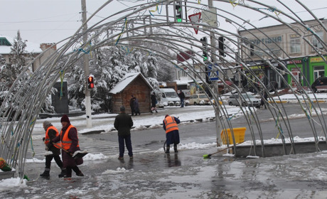 Городоччину засніжило. Скільки техніки комунального підприємства працює на дорогах громади