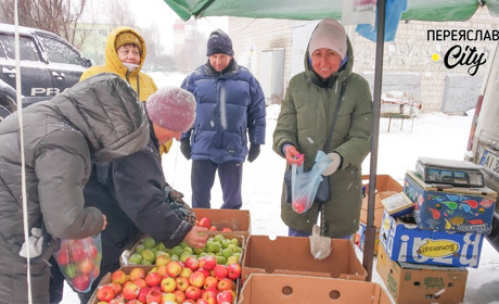 На переяславському базарі був великий вибір свіжої риби, а курячі тушки «підскочили» на десятку