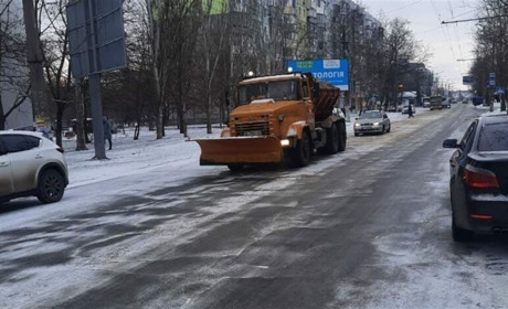 Станом на ранок 22 грудня 2021 року у Херсоні розчистили центральні вулиці від снігу: дивіться відео