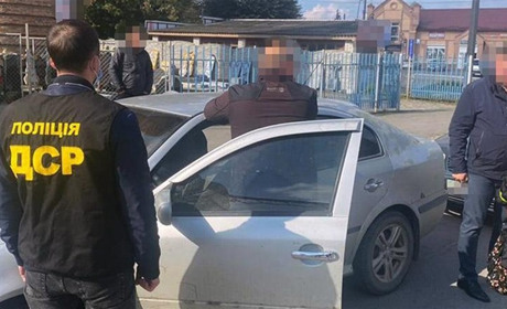 На Хмельниччині поліцейські затримали голову ТГ на хабарі у 3 тисячі доларів США