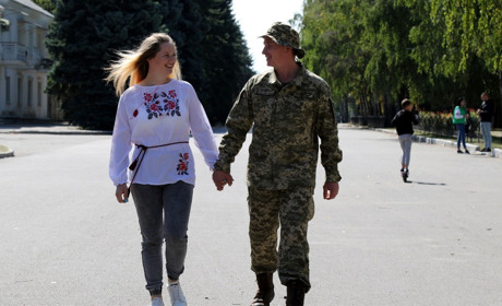 Піксельне весілля у бригаді: наречена подолала понад тисячу км різними видами транспорту