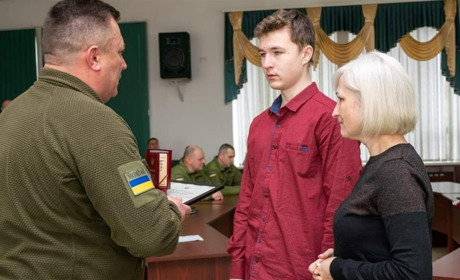 Родині загиблого Героя з Нетішина Леоніда Коржа вручили державну нагороду