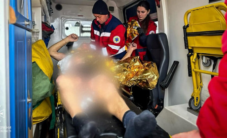 Провалився під кригу: на Одещині за 100 м від берега дістали з-під води рибалку