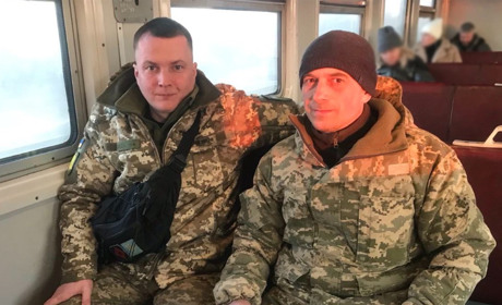 «Було таке, що ворог пішов у наступ на скутерах і навіть віслюках!»: подорожні розмови з військовими