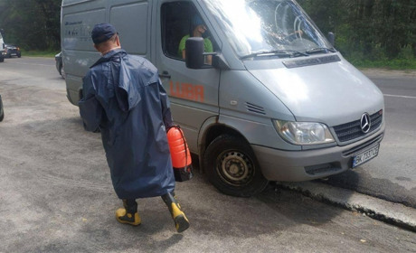 При в'їзді до Вараша рятувальники продовжують дезінфікувати транспорт