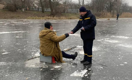 Рятувальники Переяславщини пройшлися змерзлими водоймами та нагадали рибалкам правила безпеки