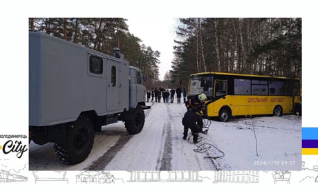 У Лозках рятувальники допомогли відбуксирувати з узбіччя дороги шкільний автобус