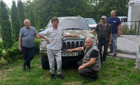 Потрапив під кулі, врятували наші військові. Історія священника з Сатанова, який їздить на фронт