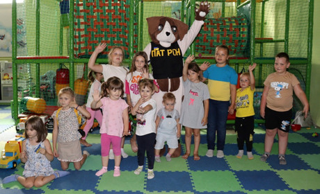 До Ігроленду завітав Пес Патрон: діти розважалися та виготовляли синьо-жовті шеврони (ВІДЕО)