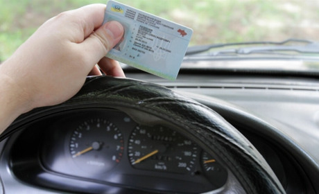 У нетверезого 40-річного керманича "ВАЗу" поліцейські у Звягелі виявили підроблені водійські права