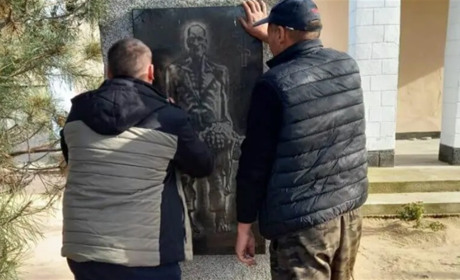 На ТОТ Херсонщини окупанти руйнують пам'ятники жертвам Голодомору