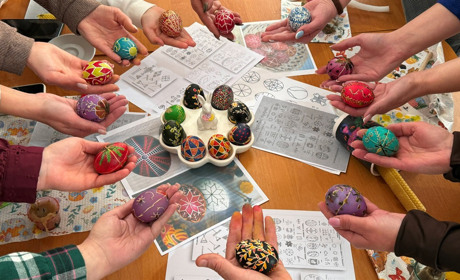 Допоки пишуться писанки, доти існуватиме світ: як на Первомайській СЮН бережуть великодні традиції