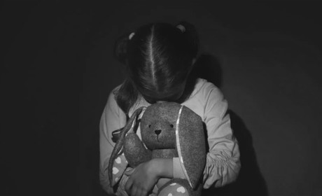 Батько-вихователь дитячого будинку сімейного типу з Херсонщини підозрюється у зґвалтуванні дитини
