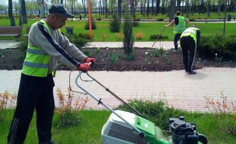 Попри напружену ситуацію, покровські комунальники наводять лад у громаді