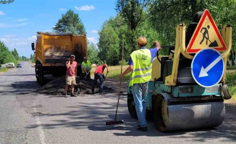 У Володимирецькій і Рафалівській громадах латають дороги - це ямковий ремонт