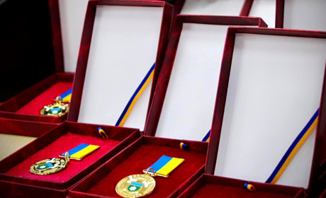 У Нетішинській громаді рідним загиблих Героїв вручили відзнаки "За честь і мужність