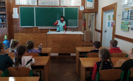 Вчителям підвищать заробітну плату на 8,4 відсотка вже у грудні цього року. І кожному дадуть ноутбук