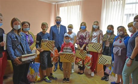 Понад 100 дітей-сиріт і батьків вихователів Жмеринського району привітали з днем родини