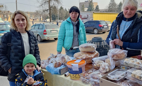 Віддавали в дарунок смаколики: як волонтерки з Цибулевого збирали гроші на ліки для військових