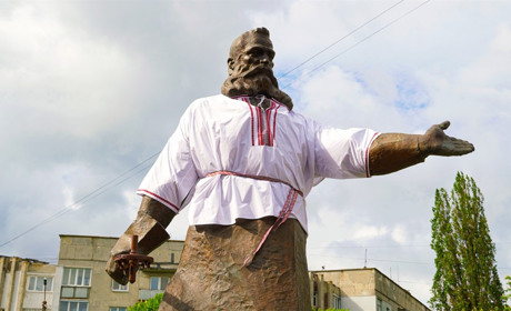 У Фастові на пам’ятник Бенардосу одягли вишиванку