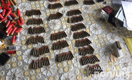 У жителя Нижньої Дуванки вилучили зброю та боєприпаси