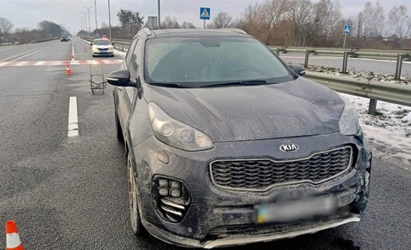 Водійка Kia Sportage збила звягелянку, яка перетинала автошлях – жінка в реанімації