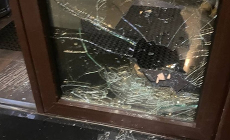 У депутатки Шосткинської міської ради в закладі харчування побили вікна