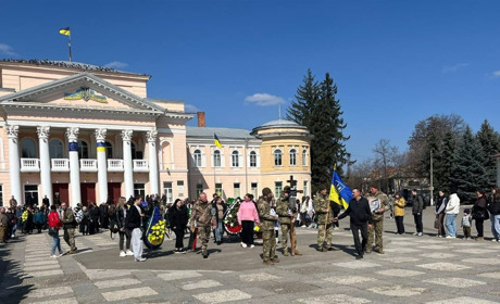 Первомайськ попрощався із захисником України Вадимом Маріщуком