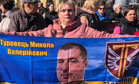 Одна фотографія, один шрам, одна надія: як дружина впізнала чоловіка за знімком з полону