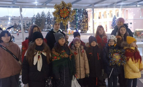 Благодійна коляда: діти з колективу «Зернятко» колядували і збирали кошти для ЗСУ