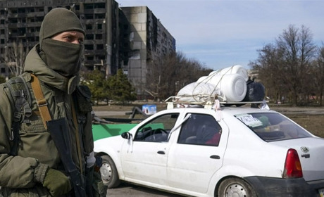 У Таврійську росіяни відкривають гаражі вибухівкою