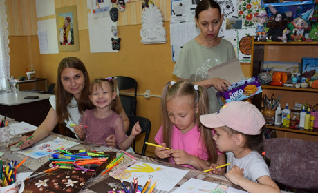Що малювали маленькі переселенці в мистецькій школі Южноукраїнська у День захисту дітей?