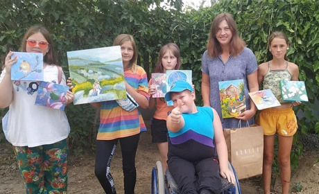 Студія Sunny Art з Біляївки продає власні картини, щоб допомагати хворим дітям і продовжити малювати