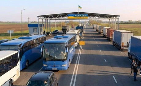 Важка подорож під час війни: чому автобуси через Шеррі проходять кордон швидше