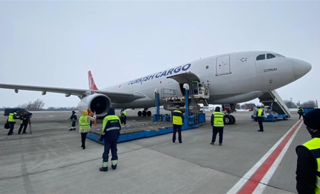 В Україну прибула перша партія вакцини від COVID-19: що про неї відомо і хто отримає перші щеплення